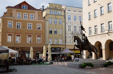 Opole meydanındaki ilk heykel Prens Kazimir 'e ait. Polonya 