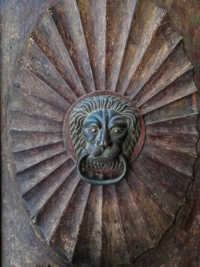 Aslan şeklinde kapı tokmağı eski bir evin kapısında.. 