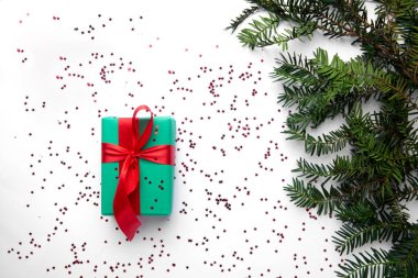 Noel hediyesi beyaz masada Noel ağacıyla