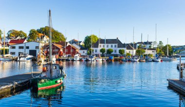 Porsgrunn, Telemark, Norveç - Eylül 17, 2017: Yerel liman seyahat ve eğlence Brevik Köyü, Porsgrunn, Norveç