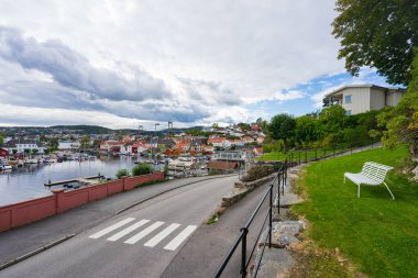 Porsgrunn, Telemark, Norveç - Eylül 18, 2017: Yerel liman seyahat ve eğlence Brevik Köyü, Porsgrunn, Norveç