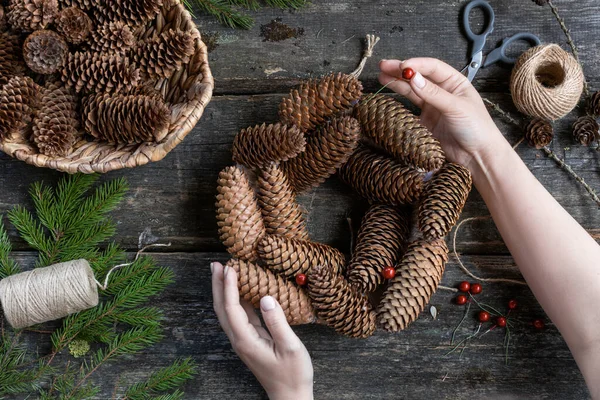 Evde Noel çelengi nasıl yapılır? Adım adım fotoğraf talimatları. 14. adım: Berryes süsleme. DIY Sanat Projesi