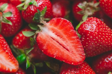 Taze olgun organik çilek arkaplan ve yarı yakın plan kesilmiş. 