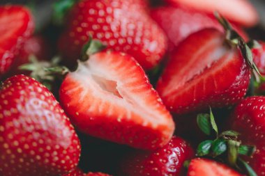 Taze olgun organik çilek arkaplan ve yarı yakın plan kesilmiş. 