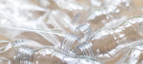 Plastik şişelerin geri dönüşümü, atık geri dönüşümü, ekoloji, ahşap arka planda arazi kirliliği gibi konularda kullanılıyor. Düşük açı. Pankart