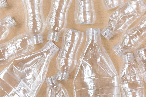 Plastik şişelerin geri dönüşümü, atık geri dönüşümü, ekoloji, ahşap arka planda arazi kirliliği gibi konularda kullanılıyor. Üst görünüm.