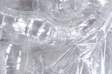 Plastik şişelerin geri dönüşümü, atık geri dönüşümü, ekoloji, ahşap arka planda arazi kirliliği gibi konularda kullanılıyor. Üst Manzara. Pankart