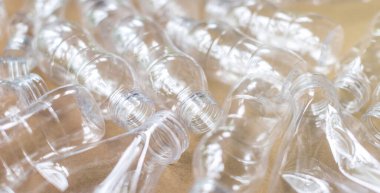 Plastik şişelerin geri dönüşümü, atık geri dönüşümü, ekoloji, ahşap arka planda arazi kirliliği gibi konularda kullanılıyor. düşük açı görünümü