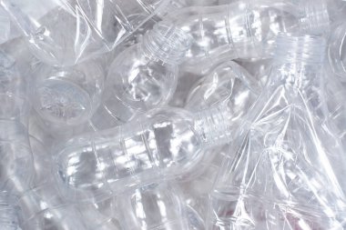 Plastik şişelerin geri dönüşümü, atık geri dönüşümü, ekoloji, ahşap arka planda arazi kirliliği gibi konularda kullanılıyor. Üst Manzara. Pankart