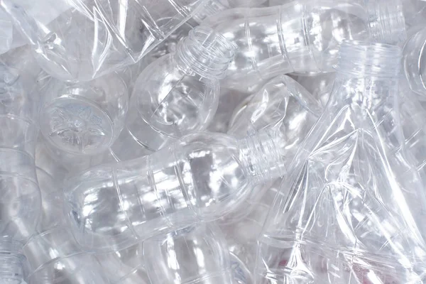 Plastik şişelerin geri dönüşümü, atık geri dönüşümü, ekoloji, ahşap arka planda arazi kirliliği gibi konularda kullanılıyor. Üst Manzara. Pankart