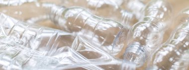 Plastik şişelerin geri dönüşümü, atık geri dönüşümü, ekoloji, ahşap arka planda arazi kirliliği gibi konularda kullanılıyor. Düşük açı. Pankart
