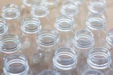 Plastik şişelerin geri dönüşümü, atık geri dönüşümü, ekoloji, ahşap arka planda arazi kirliliği gibi konularda kullanılıyor. düşük açı görünümü