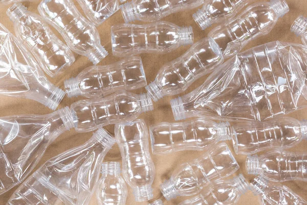 Plastik şişelerin geri dönüşümü, atık geri dönüşümü, ekoloji, ahşap arka planda arazi kirliliği gibi konularda kullanılıyor. Üst Manzara. Pankart