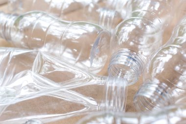 Plastik şişelerin geri dönüşümü, atık geri dönüşümü, ekoloji, ahşap arka planda arazi kirliliği gibi konularda kullanılıyor. Üst Manzara. Pankart