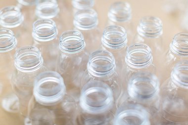Plastik şişelerin geri dönüşümü, atık geri dönüşümü, ekoloji, ahşap arka planda arazi kirliliği gibi konularda kullanılıyor. düşük açı görünümü