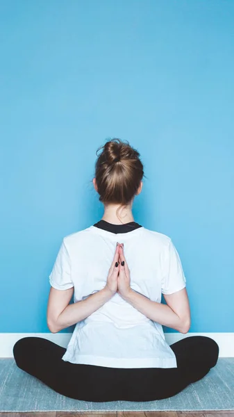 Mulher exercendo pose vital e meditação. namaste atrás das costas. fundo da natureza. Conceito saudável e Yoga. Estilo de vida pacífico — Fotografia de Stock