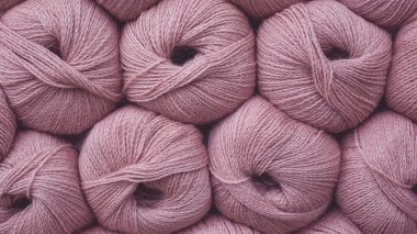 Yumuşak toz pembe iplik topları deseni. Örgü örmeyi ve el yapımı konsepti severim. Bunner. Kapat.