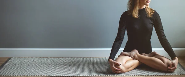 Mulher praticando ioga em casa, fundo de parede cinza, espaço de cópia. banner — Fotografia de Stock