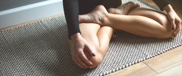 Mujer practicando yoga en casa, fondo de pared gris, espacio para copiar. banner —  Fotos de Stock