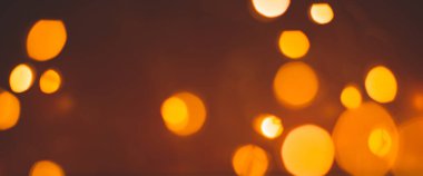 Odaklanamayan soyut Bokeh ışıkları arkaplanı. turuncu, kırmızı, siyah renkler. Noel ve yeni yıl konsepti. Pankart