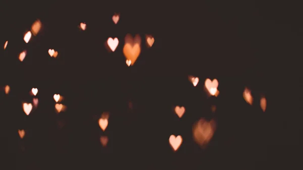 Defokussiert abstrakte Goldfarbe herzförmigen Bokeh Lichter Hintergrund. Orange. Valentinstag-Konzept. Raum für Text — Stockfoto