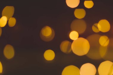 Odaklanamayan soyut Bokeh ışıkları arkaplanı. turuncu, kırmızı, siyah renkler. Noel ve yeni yıl konsepti