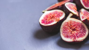 Taze incir renkli desen arka plan, düz yatak, üst manzara, tropikal meyve dokusu. cjpy uzayı