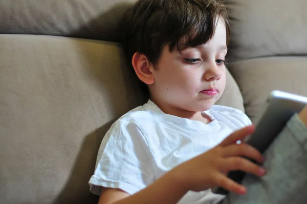 Крупный План Маленького Мальчика Цифровым Планшетом Дети Технологиями Изучают Играют — стоковое фото
