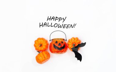 Mutlu Cadılar Bayramı balkabağı ve beyaz arka planda yarasa tebrik kartı