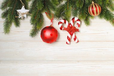 Yeni yıl ve Noel mokcup 'ı, köknar ağacı dalları ve beyaz arka planda kırmızı ve altın süslemeler.