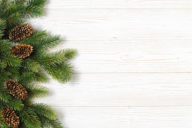 Yeni Yıl ve Noel mokcup 'ı, köknar ağacı dalları ve beyaz arka planda çam kozalağı süslemeleri.