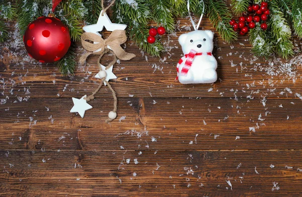 Рождественский макет с ветками елки и красными и золотыми украшениями на деревянном фоне — стоковое фото