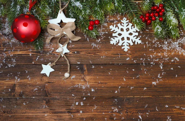 Рождественский макет с ветками елки и красными и золотыми украшениями на деревянном фоне — стоковое фото