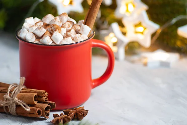 Bela Bebida Natal Copo Vermelho Com Marshmallows Canela Com Estrelas — Fotografia de Stock