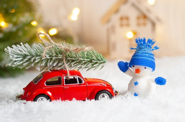Рождественская Красная Игрушечная Машина Доставляет Елку Снеговиком Машущим Заднем Плане — стоковое фото