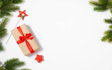 Noel düz çerçeve ve fotokopi alanı modeli. Beyaz arka planda mevcut kutu ve köknar ağacı dalları kompozisyonu. Yeni yıl kış tatili