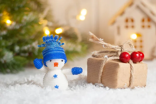 Рождественские Игрушки Украшения Снеговик Подарком Коробке Красивая Новогодняя Открытка Зимний — стоковое фото