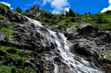 Romanya 'daki Karpat Dağları' nın güney kesiminde Transfagarasan alp yolunun yanındaki Capra Şelalesi