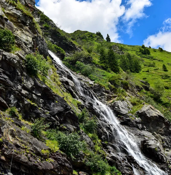Romanya 'daki Karpat Dağları' nın güney kesiminde Transfagarasan alp yolunun yanındaki Capra Şelalesi