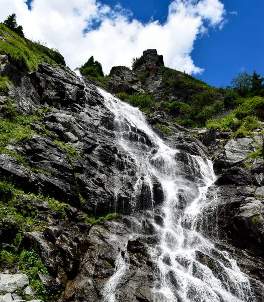 Romanya 'daki Karpat Dağları' nın güney kesiminde Transfagarasan alp yolunun yanındaki Capra Şelalesi