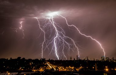 Avustralya, Melbourne - 27 Ekim 2014: Birden fazla Melbourne şehir manzarası yıldırım