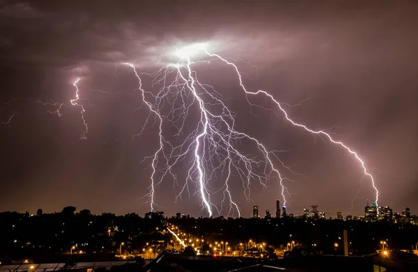 メルボルン市街のスカイラインに複数の雷を打つオーストラリア メルボルン 2014 — ストック写真