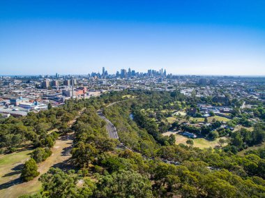 Melbourne Skyline Yarra Bend Parkı'na bakan havadan görünümü