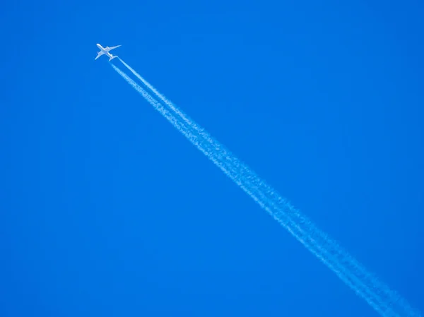 Jet Vola Attraverso Cielo Blu Lasciando Tracce Vapore — Foto Stock