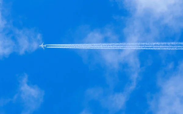Jet Leci Przez Zachmurzenie Nieba Pozostawiając Opary Szlaków — Zdjęcie stockowe