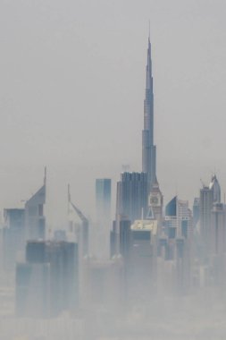 Birleşik Arap Emirlikleri, Dubai - 24 Mart 2013: Şehir merkezinde bir Sisli sabah sis içinde dalmış Dubai havadan görünümü