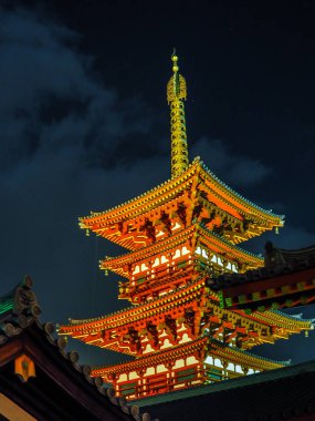 Japonya, Nara - 01 Ocak 2018: Ünlü Japon pagoda Nara yanar gece yeni yıl kutlamaları için Yakushi-ji Tapınağı'nda