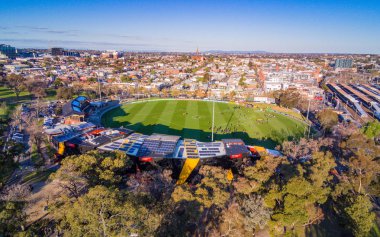 Avustralya, Melbourne - 21 Eylül 2018: Punt Road Oval, Richmond kaplanlar Afl yavrusu, Richmond Tren İstasyonu ve Punt Road arka planda yurdu.
