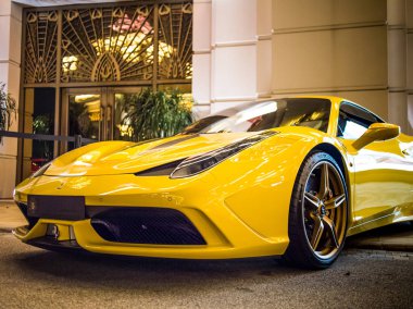 Macau - 12 Kasım 2014: Sarı Ferrari 458 Spider casino giriş önünde park etmiş