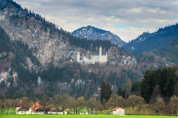 Germany Neuschwanstein May 2013 Neuschwanstein Castle Located Mountains Village Hohenschwangau — Stock Photo, Image